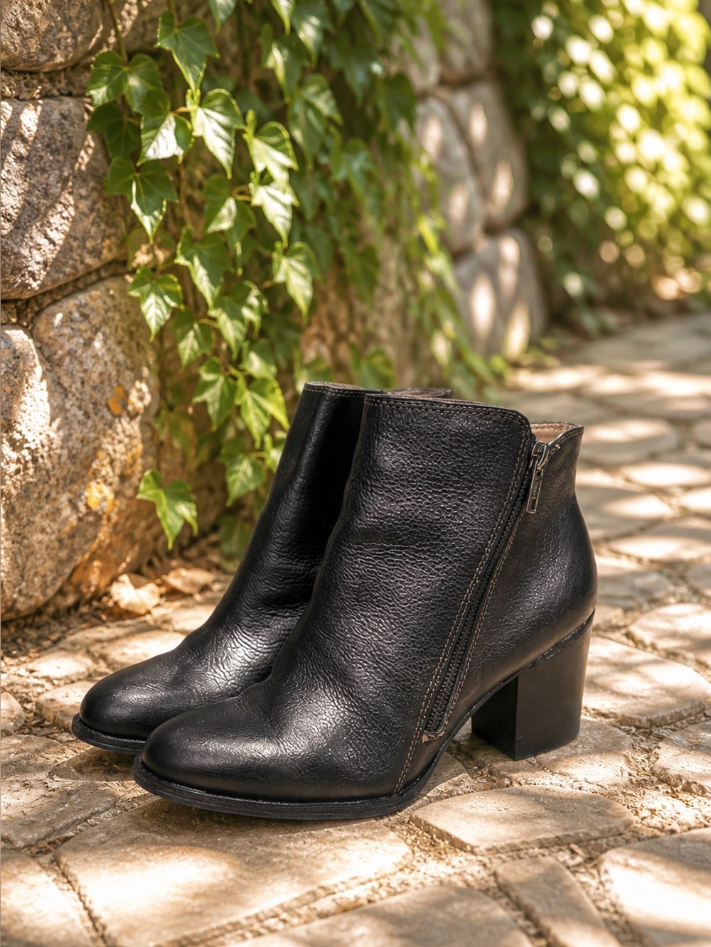 SOFFT Pebbled Black Leather Exterior Zip Downtown Style Boots, 9M
